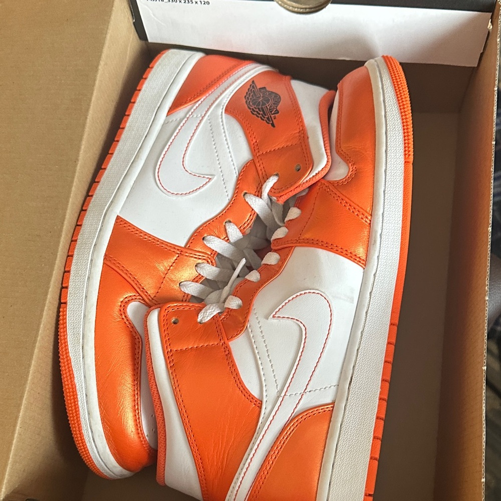 Nike Air Jordan 11 Mid SE - Black and Gold